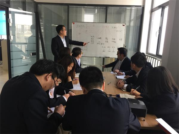 威尼斯569vip电商沈阳运营中心司理金帅为各人解说企业文化精神.jpg 威尼斯569vip电商沈阳运营中心司理金帅为各人解说企业文化精神.jpg