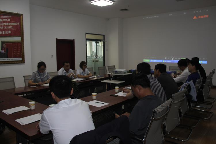 与会向导睁开起劲讨论.jpg 与会向导睁开起劲讨论.jpg