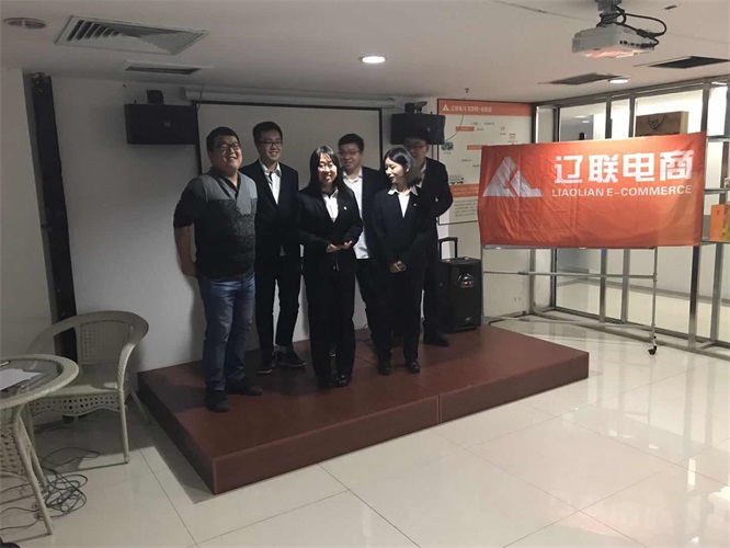 向导为第二名奔腾队组员颁奖.jpg 向导为第二名奔腾队组员颁奖.jpg