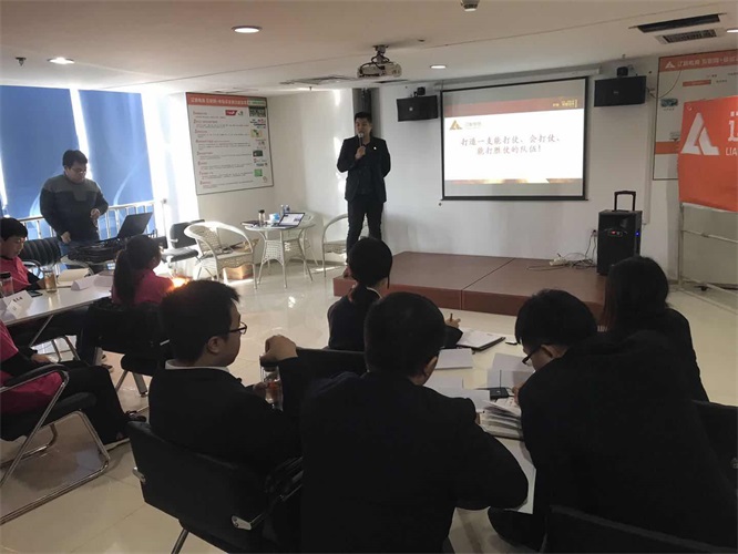 三位向导为员工授课z.jpg
