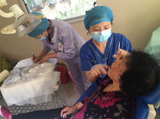庆连口腔为住民举行检查.jpg 庆连口腔为住民举行检查.jpg