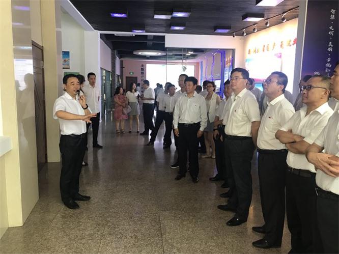 曹玉学董事长先容孵化基地概况.jpg 曹玉学董事长先容孵化基地概况.jpg