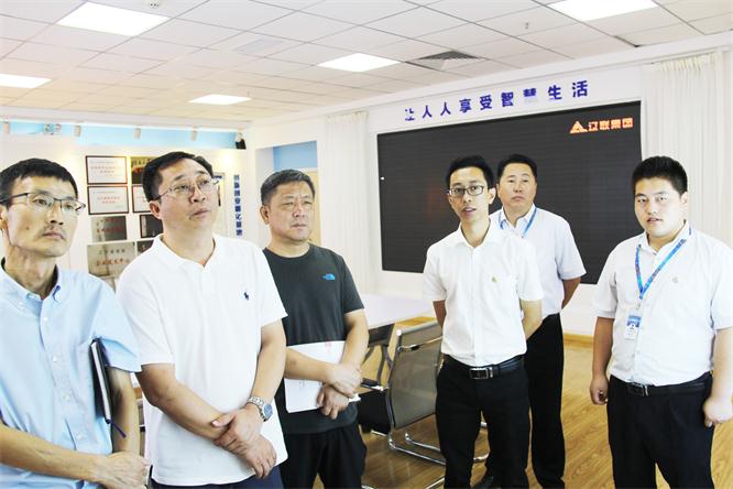 何长军局长一行对财路大数据项目举行相识.jpg 何长军局长一行对财路大数据项目举行相识.jpg