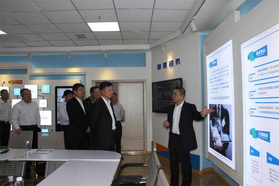 辽阳市市长王一兵莅临威尼斯569vip电商调研.jpg 辽阳市市长王一兵莅临威尼斯569vip电商调研.jpg