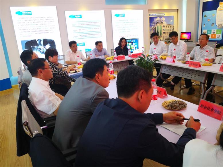 座谈会4.jpg 座谈会4.jpg